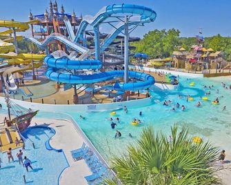 Private River Access, Pool, Hot tub, BBQ grill walk downtown & Bahn. Free Tubes! - New Braunfels - Pool