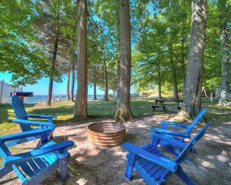 Scenic Drive Resort - Cabin #5 - Muskegon - Patio