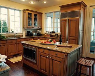 Charming, spacious country home with stunning viewssteps from Tanglewood - Lenox - Kitchen