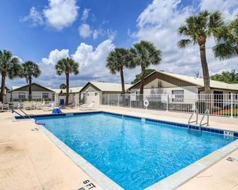 Screened Patio and Grill at Sebring Resort Community - Sebring - Pool