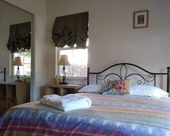 Comfort and Style Queen bed, min 31+days. - Vacaville - Bedroom