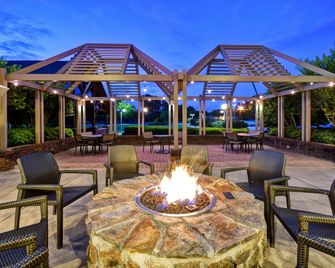 Embassy Suites by Hilton Greenville Golf Resort & Conference Center - Greenville - Patio