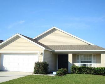 4 bedroom pool home with lake view located on gated golf community of Remington - Kissimmee - Building
