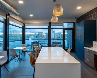 Modern 1BR Apt with Skywalk to Fiserv, Rooftop, and Parking - Milwaukee - Restaurant