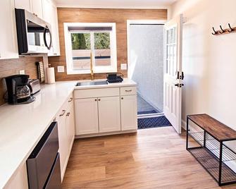 Quiet Retreat - Excellent for Couples or Traveling Profesionals - Las Vegas - Kitchen