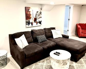 Modern spacious retreat with bonfire and walkable to local restaurants and bars! - Indianápolis - Sala de estar