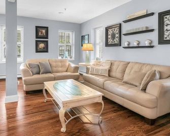 Tandem Bike Inn - Belmar - Living room