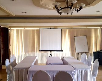 Lourdes Family Suites Makati powered by Cocotel - Manila - Sala de reuniones
