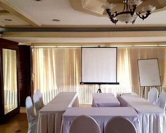 Lourdes Family Suites Makati powered by Cocotel - Manila - Sala de reuniones