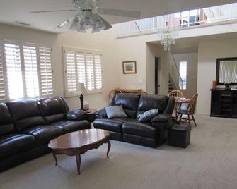 Comfortable Prescott Country Club Townhome to Relax and Entertain Guests - Prescott Valley - Living room