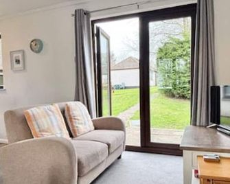 Kenegie View, Bright & Vibrant 2-Bedroom with Shared facilities on site! - Penzance - Living room