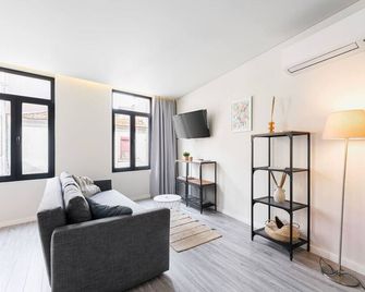 Sunny Apartment for 2 - Next to the River - With A/C - Vila Nova de Gaia