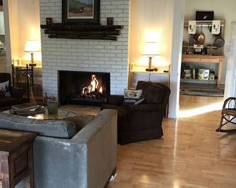 WOWMountain and Lake Views, Lake Rabun the 'Lake Como' of the US - Lakemont - Living room