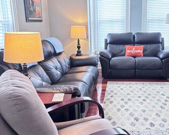 Lovely 4 Bedroom, 2 Bathroom Condo. Walking distance to all that is Portsmouth. - Portsmouth - Wohnzimmer