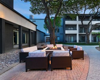Courtyard by Marriott Dallas Richardson at Spring Valley - Richardson - Patio