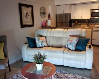 Lovely Oceanfront Condo - Daytona Beach Shores - Obývací pokoj