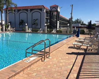 Days Inn by Wyndham Fort Myers - Fort Myers - Piscina
