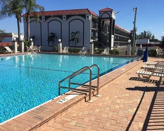 Days Inn by Wyndham Fort Myers - פורט מאיירס - בריכה