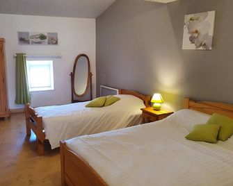 Large cottage 'Chez Marinette' sleeps 15 - Saint-Privat-du-Dragon - Chambre