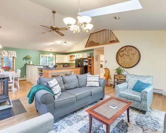 1 Mi to Acadia Home Near Downtown Bar Harbor! - Bar Harbor - Living room