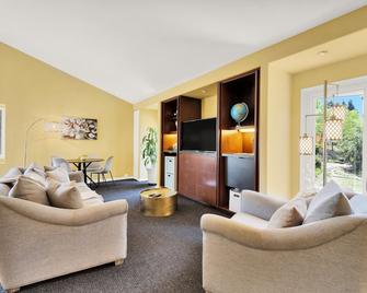 Private 2 Bedroom / 1 Bath Apartment - Secluded 2 acre Estate/Orchard - Rancho Sante Fe - Living room