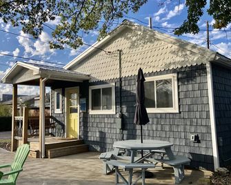 Dylans Lighthouse Is A Beautiful Newly Remodeled 2 Bedroom Cottage - Geneva - Patio