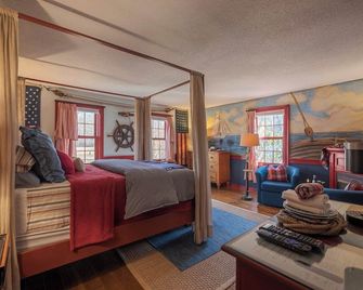 New England Hospitality at the Carriage House Mystic Vacation Rentals LLC - Old Mystic - Bedroom