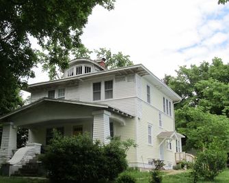 1920's Farm House Built by the Trainmaster of Carbondale. Modern updates in 2012 - Carbondale - Gebäude