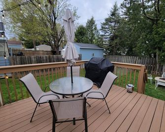 Dog-Friendly, Fenced-In Backyard, Close to Downtown, Quiet Neighborhood - Sturgeon Bay - Balcón
