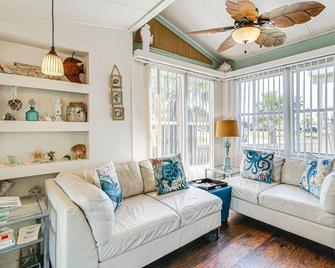Resort-Style Perks and Deck at Port Isabel Home! - Port Isabel - Sala de estar