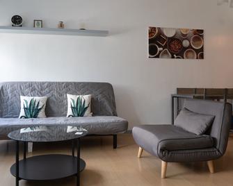 Prime Avant Bgc Location Apartments By Ph Staycation - Manila - Living room