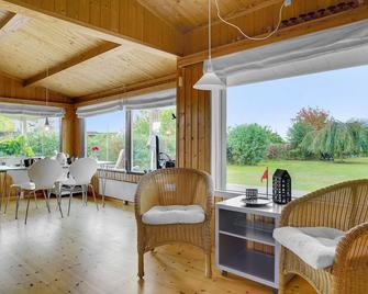 In this charming vacation home on Fejø you will get very close to the water. - Kragenæs - Sala de estar