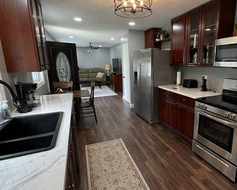 The Dapper Den, a 3-bedroom newly remodeled house close to park, pool, & sports - Olney - Cocina