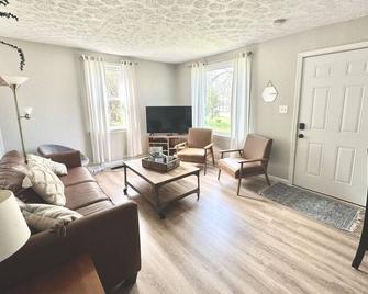 5 Min to Airport Pet Friendly Fire pit Fenced Yard - ناشفيل (تينيسي) - غرفة معيشة
