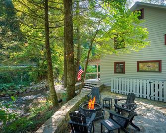 Helen's Newest Riverfront Rental on the Chattahoochee River - Helen - Patio
