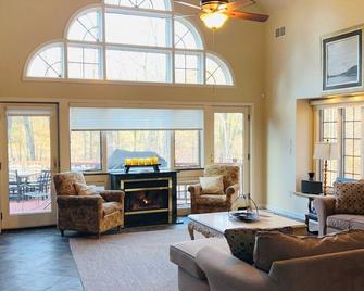 Snug Harbor Cove on Lake Wallenpaupack with Indoor Pool and Private Dock! - Greentown - Living room