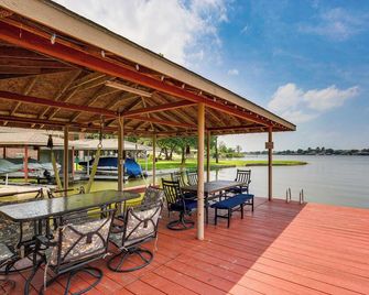 Spacious Lake Granbury Home w/ Deck & Boat Dock! - Granbury - Pátio