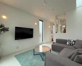 b local MitO Onomichi - Sauna & Scenic 3-Story Stay - Onomichi - Living room