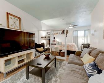 Perfect Condo Stay Near Downtown Austin And Ut - Austin - Living room