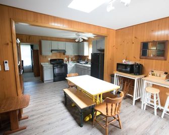All Season Camp for Your Adirondack Adventures, 5 miles to Whitetace Mountain - Wilmington - Küche