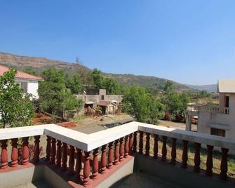 Heritage Villas in Lonavala - Kārli - Balcony
