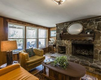 Rustic Cabin | 30 miles from Nashville - Gallatin - Wohnzimmer