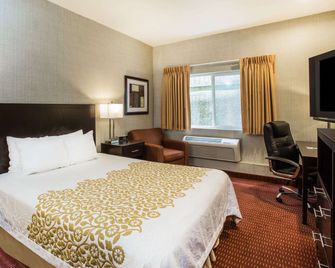 Days Inn by Wyndham Seattle Aurora - Shoreline - Bedroom