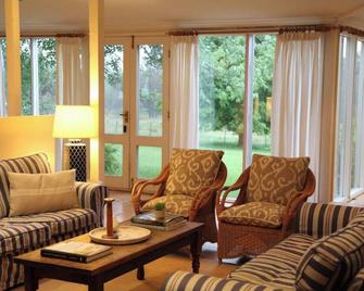 Country cottage on working farm - Yass - Obývací pokoj