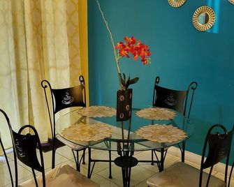 Yahweh's house Spacious Town house gated community. Near gas station supermarket - 스페니시 타운 - 다이닝룸