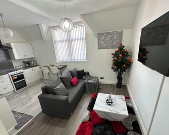 Lovely 2 Bedroom Apartments In Manchester - Manchester - Living room