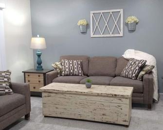 Cozy refreshed 2-bedroom bungalow with AC, WiFi in historic Pipestone, MN - Pipestone - Living room