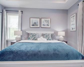 5br Farmhouse Lake Retreat - Home Theater | Hot Tub - York - Bedroom