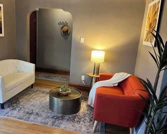 Elegant charm! - West Allis - Living room