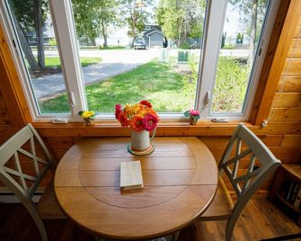 Walk To Everything Ephraim Has To Offer! Pet Friendly! Great Wifi! - Ephraim - Dining room